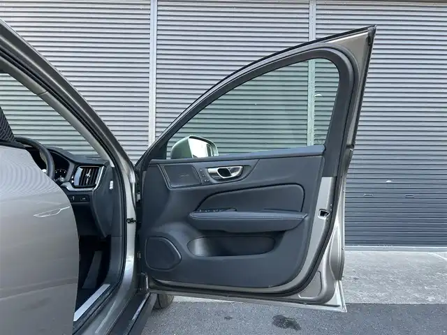 ボルボ Ｖ６０ クロスカントリー B5 AWD プロ 茨城県 2021(令3)年 2.6万km ぺブルグレー ワンオ-ナ- /harman/kardon /HUD /黒革 /Sヒ-タ- /ベンチレ-ション /PWシ-ト /PWテ-ルゲ-ト /インテリセ-フ /ACC /LKA /BLIS /360度カメラ /自動駐車 /ナビ /12セグ /CarPlay /USB /純正19インチAW /ETC2.0 /LEDヘッドライト /前後ドラレコ/ルーフレール/禁煙車