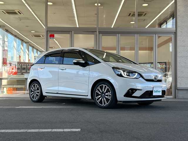 ホンダ フィット リュクス 埼玉県 2020(令2)年 1.9万km プラチナホワイトパール Honda SENSING/純正リアスポイラーエアロ/純正9インチインターナビ(VXU-205FTi)/　　Bluetooth/CD/DVD/フルセグ/iPod/AUX/バックカメラ/アダプティブクルーズコントロール/純正LEDオートヘッドライト、オートマチックハイビーム/純正LEDフォグランプ/革シート/運転席、助手席シートヒーター/純正16インチアルミホイール/ステアリングヒーター/プレミアムオーディオ/車内Wi-Fi/Qi（ワイヤレス充電）/アイドリングストップ/USBジャック/ステアリングスイッチ/ビルトインETC/ドアバイザー/オートリトラミラー/パーキングセンサーシステム/電子制御パーキングブレーキ/チップアップ&ダイブダウン機構付き6:4分割可倒式リアシート/横滑り防止装置/スペアキー1個/取扱説明書/保証書/ワンオーナー/記録簿/禁煙車