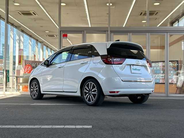 ホンダ フィット リュクス 埼玉県 2020(令2)年 1.9万km プラチナホワイトパール Honda SENSING/純正リアスポイラーエアロ/純正9インチインターナビ(VXU-205FTi)/　　Bluetooth/CD/DVD/フルセグ/iPod/AUX/バックカメラ/アダプティブクルーズコントロール/純正LEDオートヘッドライト、オートマチックハイビーム/純正LEDフォグランプ/革シート/運転席、助手席シートヒーター/純正16インチアルミホイール/ステアリングヒーター/プレミアムオーディオ/車内Wi-Fi/Qi（ワイヤレス充電）/アイドリングストップ/USBジャック/ステアリングスイッチ/ビルトインETC/ドアバイザー/オートリトラミラー/パーキングセンサーシステム/電子制御パーキングブレーキ/チップアップ&ダイブダウン機構付き6:4分割可倒式リアシート/横滑り防止装置/スペアキー1個/取扱説明書/保証書/ワンオーナー/記録簿/禁煙車