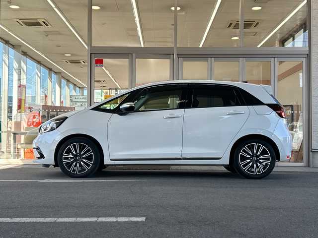 ホンダ フィット リュクス 埼玉県 2020(令2)年 1.9万km プラチナホワイトパール Honda SENSING/純正リアスポイラーエアロ/純正9インチインターナビ(VXU-205FTi)/　　Bluetooth/CD/DVD/フルセグ/iPod/AUX/バックカメラ/アダプティブクルーズコントロール/純正LEDオートヘッドライト、オートマチックハイビーム/純正LEDフォグランプ/革シート/運転席、助手席シートヒーター/純正16インチアルミホイール/ステアリングヒーター/プレミアムオーディオ/車内Wi-Fi/Qi（ワイヤレス充電）/アイドリングストップ/USBジャック/ステアリングスイッチ/ビルトインETC/ドアバイザー/オートリトラミラー/パーキングセンサーシステム/電子制御パーキングブレーキ/チップアップ&ダイブダウン機構付き6:4分割可倒式リアシート/横滑り防止装置/スペアキー1個/取扱説明書/保証書/ワンオーナー/記録簿/禁煙車