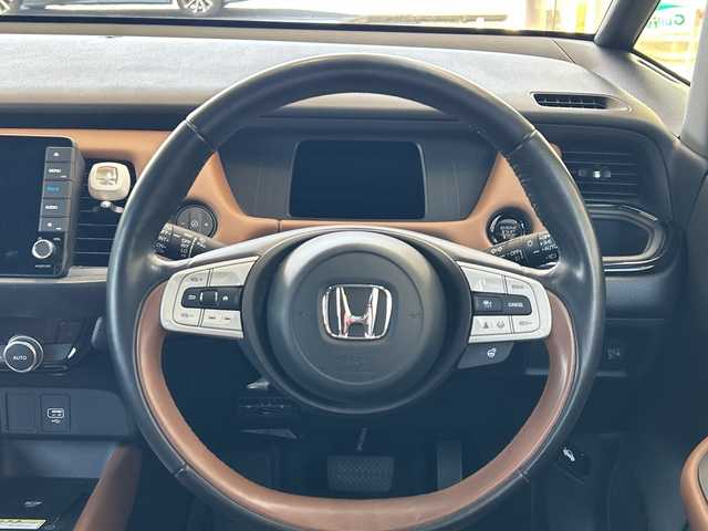 ホンダ フィット リュクス 埼玉県 2020(令2)年 1.9万km プラチナホワイトパール Honda SENSING/純正リアスポイラーエアロ/純正9インチインターナビ(VXU-205FTi)/　　Bluetooth/CD/DVD/フルセグ/iPod/AUX/バックカメラ/アダプティブクルーズコントロール/純正LEDオートヘッドライト、オートマチックハイビーム/純正LEDフォグランプ/革シート/運転席、助手席シートヒーター/純正16インチアルミホイール/ステアリングヒーター/プレミアムオーディオ/車内Wi-Fi/Qi（ワイヤレス充電）/アイドリングストップ/USBジャック/ステアリングスイッチ/ビルトインETC/ドアバイザー/オートリトラミラー/パーキングセンサーシステム/電子制御パーキングブレーキ/チップアップ&ダイブダウン機構付き6:4分割可倒式リアシート/横滑り防止装置/スペアキー1個/取扱説明書/保証書/ワンオーナー/記録簿/禁煙車