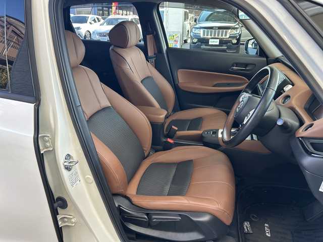 ホンダ フィット リュクス 埼玉県 2020(令2)年 1.9万km プラチナホワイトパール Honda SENSING/純正リアスポイラーエアロ/純正9インチインターナビ(VXU-205FTi)/　　Bluetooth/CD/DVD/フルセグ/iPod/AUX/バックカメラ/アダプティブクルーズコントロール/純正LEDオートヘッドライト、オートマチックハイビーム/純正LEDフォグランプ/革シート/運転席、助手席シートヒーター/純正16インチアルミホイール/ステアリングヒーター/プレミアムオーディオ/車内Wi-Fi/Qi（ワイヤレス充電）/アイドリングストップ/USBジャック/ステアリングスイッチ/ビルトインETC/ドアバイザー/オートリトラミラー/パーキングセンサーシステム/電子制御パーキングブレーキ/チップアップ&ダイブダウン機構付き6:4分割可倒式リアシート/横滑り防止装置/スペアキー1個/取扱説明書/保証書/ワンオーナー/記録簿/禁煙車