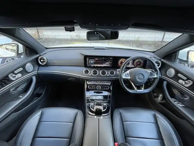 メルセデス・ベンツ Ｅ２５０ アバンギャルド スポーツ 静岡県 2017(平29)年 2.2万km ダイヤモンドホワイト パノラミックススライディングルーフ/レザーシート/電動リアゲート/Burmesterサラウンドサウンド/COMANDシステム/(BT/CarPlay/フルセグ)/360°カメラ/アダプティブクルーズコントロール/レーダーセーフティパッケージ/・アクティブディスタンスアシスト・ディストロニック/・アクティブステアリングアシスト/・アクティブレーンチェンジングアシスト/・アクティブエマージェンシーストップアシスト/・PRE-SAFE/・アクティブブレーキアシスト/・PRE-SAFEインパルスサイド/・PRE-SAFEサウンド/・緊急回避補助システム/・渋滞時緊急ブレーキ機能/・アクティブブラインドスポットアシスト/・アクティブレーンキーピングアシスト/・PRE-SAFEプラス/・トラフィックサインアシスト/メモリー付パワーシート/シートヒーター/キーレスゴー/ETC/ドライブレコーダー/純正フロアマット/純正19インチアルミホイール/保証書/取説