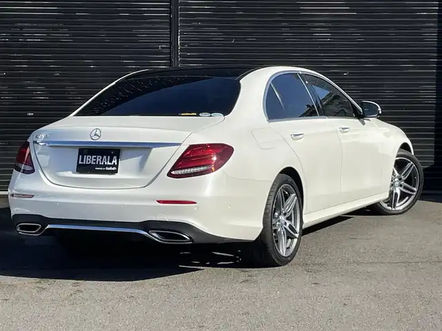 メルセデス・ベンツ Ｅ２５０ アバンギャルド スポーツ 静岡県 2017(平29)年 2.2万km ダイヤモンドホワイト パノラミックススライディングルーフ/レザーシート/電動リアゲート/Burmesterサラウンドサウンド/COMANDシステム/(BT/CarPlay/フルセグ)/360°カメラ/アダプティブクルーズコントロール/レーダーセーフティパッケージ/・アクティブディスタンスアシスト・ディストロニック/・アクティブステアリングアシスト/・アクティブレーンチェンジングアシスト/・アクティブエマージェンシーストップアシスト/・PRE-SAFE/・アクティブブレーキアシスト/・PRE-SAFEインパルスサイド/・PRE-SAFEサウンド/・緊急回避補助システム/・渋滞時緊急ブレーキ機能/・アクティブブラインドスポットアシスト/・アクティブレーンキーピングアシスト/・PRE-SAFEプラス/・トラフィックサインアシスト/メモリー付パワーシート/シートヒーター/キーレスゴー/ETC/ドライブレコーダー/純正フロアマット/純正19インチアルミホイール/保証書/取説