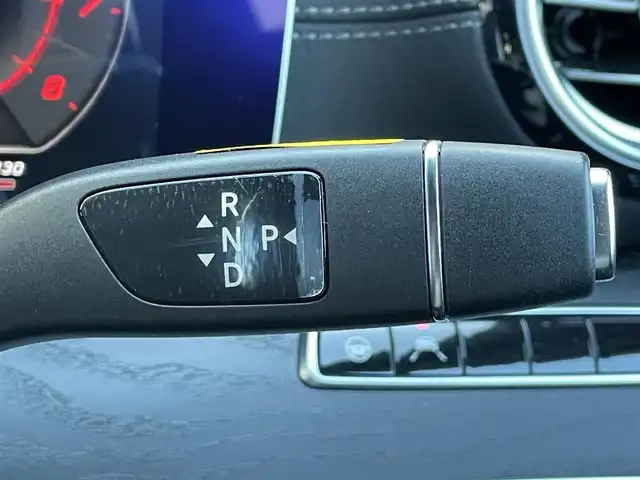 メルセデス・ベンツ Ｅ２５０ アバンギャルド スポーツ 静岡県 2017(平29)年 2.2万km ダイヤモンドホワイト パノラミックススライディングルーフ/レザーシート/電動リアゲート/Burmesterサラウンドサウンド/COMANDシステム/(BT/CarPlay/フルセグ)/360°カメラ/アダプティブクルーズコントロール/レーダーセーフティパッケージ/・アクティブディスタンスアシスト・ディストロニック/・アクティブステアリングアシスト/・アクティブレーンチェンジングアシスト/・アクティブエマージェンシーストップアシスト/・PRE-SAFE/・アクティブブレーキアシスト/・PRE-SAFEインパルスサイド/・PRE-SAFEサウンド/・緊急回避補助システム/・渋滞時緊急ブレーキ機能/・アクティブブラインドスポットアシスト/・アクティブレーンキーピングアシスト/・PRE-SAFEプラス/・トラフィックサインアシスト/メモリー付パワーシート/シートヒーター/キーレスゴー/ETC/ドライブレコーダー/純正フロアマット/純正19インチアルミホイール/保証書/取説