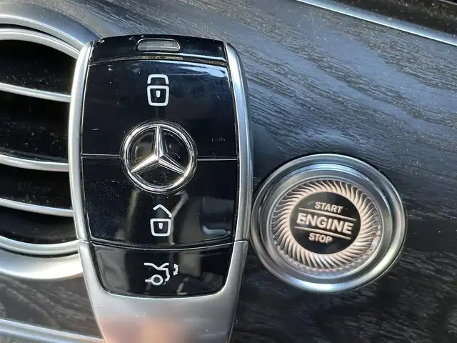 メルセデス・ベンツ Ｅ２５０ アバンギャルド スポーツ 静岡県 2017(平29)年 2.2万km ダイヤモンドホワイト パノラミックススライディングルーフ/レザーシート/電動リアゲート/Burmesterサラウンドサウンド/COMANDシステム/(BT/CarPlay/フルセグ)/360°カメラ/アダプティブクルーズコントロール/レーダーセーフティパッケージ/・アクティブディスタンスアシスト・ディストロニック/・アクティブステアリングアシスト/・アクティブレーンチェンジングアシスト/・アクティブエマージェンシーストップアシスト/・PRE-SAFE/・アクティブブレーキアシスト/・PRE-SAFEインパルスサイド/・PRE-SAFEサウンド/・緊急回避補助システム/・渋滞時緊急ブレーキ機能/・アクティブブラインドスポットアシスト/・アクティブレーンキーピングアシスト/・PRE-SAFEプラス/・トラフィックサインアシスト/メモリー付パワーシート/シートヒーター/キーレスゴー/ETC/ドライブレコーダー/純正フロアマット/純正19インチアルミホイール/保証書/取説