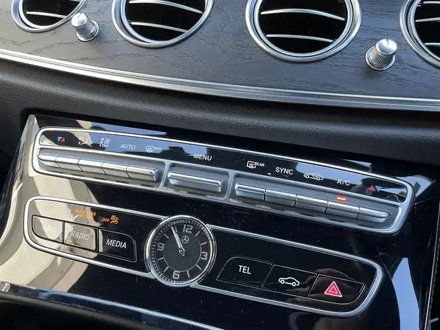 メルセデス・ベンツ Ｅ２５０ アバンギャルド スポーツ 静岡県 2017(平29)年 2.2万km ダイヤモンドホワイト パノラミックススライディングルーフ/レザーシート/電動リアゲート/Burmesterサラウンドサウンド/COMANDシステム/(BT/CarPlay/フルセグ)/360°カメラ/アダプティブクルーズコントロール/レーダーセーフティパッケージ/・アクティブディスタンスアシスト・ディストロニック/・アクティブステアリングアシスト/・アクティブレーンチェンジングアシスト/・アクティブエマージェンシーストップアシスト/・PRE-SAFE/・アクティブブレーキアシスト/・PRE-SAFEインパルスサイド/・PRE-SAFEサウンド/・緊急回避補助システム/・渋滞時緊急ブレーキ機能/・アクティブブラインドスポットアシスト/・アクティブレーンキーピングアシスト/・PRE-SAFEプラス/・トラフィックサインアシスト/メモリー付パワーシート/シートヒーター/キーレスゴー/ETC/ドライブレコーダー/純正フロアマット/純正19インチアルミホイール/保証書/取説