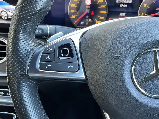 メルセデス・ベンツ Ｅ２５０ アバンギャルド スポーツ 静岡県 2017(平29)年 2.2万km ダイヤモンドホワイト パノラミックススライディングルーフ/レザーシート/電動リアゲート/Burmesterサラウンドサウンド/COMANDシステム/(BT/CarPlay/フルセグ)/360°カメラ/アダプティブクルーズコントロール/レーダーセーフティパッケージ/・アクティブディスタンスアシスト・ディストロニック/・アクティブステアリングアシスト/・アクティブレーンチェンジングアシスト/・アクティブエマージェンシーストップアシスト/・PRE-SAFE/・アクティブブレーキアシスト/・PRE-SAFEインパルスサイド/・PRE-SAFEサウンド/・緊急回避補助システム/・渋滞時緊急ブレーキ機能/・アクティブブラインドスポットアシスト/・アクティブレーンキーピングアシスト/・PRE-SAFEプラス/・トラフィックサインアシスト/メモリー付パワーシート/シートヒーター/キーレスゴー/ETC/ドライブレコーダー/純正フロアマット/純正19インチアルミホイール/保証書/取説