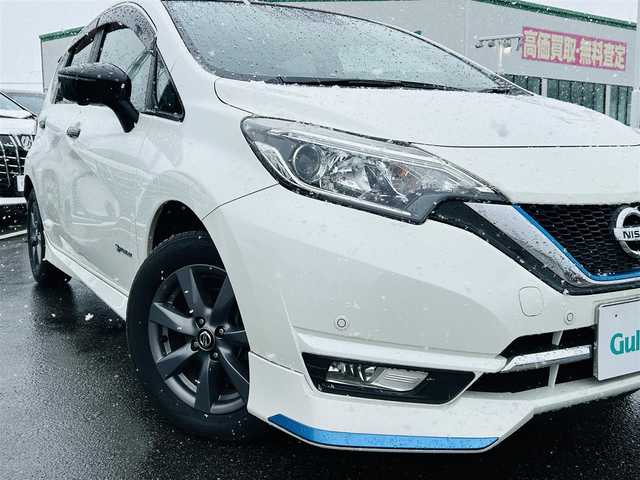 日産 ノート e－パワー メダリスト Bアロー 福岡県 2019(平31)年 7.3万km ブリリアントホワイトパール/スーパーブラック 2トーン インテリジェント エマージェンシーブレーキ/ハイビームアシスト/ヒルスタートアシスト/LDW（車線逸脱警報）/標識検知機能/踏み間違い衝突防止アシスト/インテリジェント DA（ふらつき警報/純正7型ナビゲーション「MM518D-W」/AM/FM/Bluetooth/CD/DVD/フルセグ//アラウンドビューモニター/スマートルームミラー/レーダークルーズコントロール/純正前方ドライブレコーダー/LEDヘッドライト/純正エアロ「フロント/サイド/リアスポイラー/リア」/TVキャンセラー/スマートキー/スペアキー×1/プッシュスタート/ETC