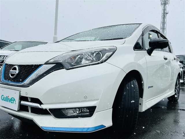 日産 ノート e－パワー メダリスト Bアロー 福岡県 2019(平31)年 7.3万km ブリリアントホワイトパール/スーパーブラック 2トーン インテリジェント エマージェンシーブレーキ/ハイビームアシスト/ヒルスタートアシスト/LDW（車線逸脱警報）/標識検知機能/踏み間違い衝突防止アシスト/インテリジェント DA（ふらつき警報/純正7型ナビゲーション「MM518D-W」/AM/FM/Bluetooth/CD/DVD/フルセグ//アラウンドビューモニター/スマートルームミラー/レーダークルーズコントロール/純正前方ドライブレコーダー/LEDヘッドライト/純正エアロ「フロント/サイド/リアスポイラー/リア」/TVキャンセラー/スマートキー/スペアキー×1/プッシュスタート/ETC