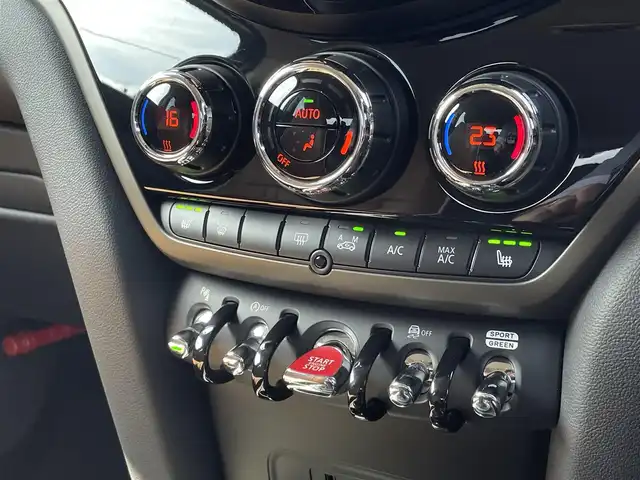 ＭＩＮＩ ＢＭＷ ミニ クロスオーバー クーパー D 三重県 2022(令4)年 0.9万km セージグリーンメタリック カープレイ　/シートヒーター　/クラシックトリム　/インテリジェントセーフティ/前後ドラレコ　/純正１７インチブラックアルミ　/シートカバー　/リアヴューカメラ　/クルコン　/ＬＥＤヘッドライト　/セージグリーン　/ブラックルーフ　/ルーフレール