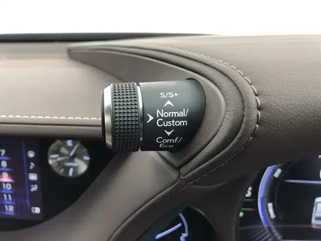 レクサス ＬＳ 500h Iパッケージ 愛知県 2017(平29)年 6.2万km グラファイトブラックガラスフレーク 純正12.3インチナビ　/（フルセグ／ＢＴ／ＣＤ／ＤＶＤ）　/サンルーフ　/レーダークルーズコントロール　/パドルシフト　/パノラミックビューモニター　/ブラインドスポットモニター　/衝突軽減システム/コーナーセンサー　/レーンキープアシスト/電動リア　/レザーシート（ホワイト）　/前席パワーシート　/前席メモリーシート/前席シートヒーター/前席エアーシート/ハンドルヒーター/ドライブレコーダー/ETC/純正AW