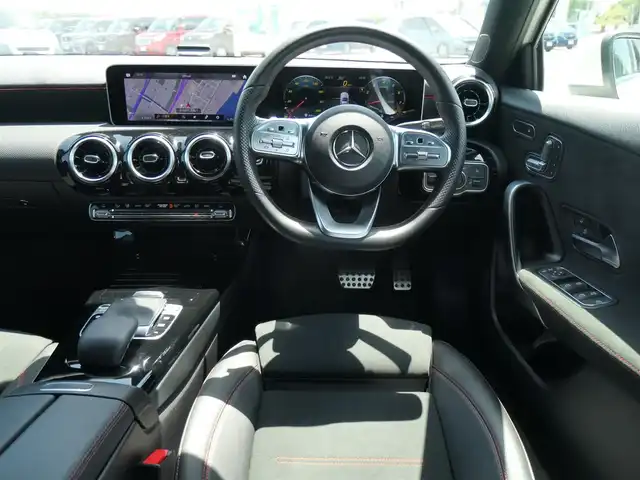 メルセデス・ベンツ Ａ１８０ スタイル AMGライン 千葉県 2019(平31)年 2.7万km ポーラホワイト レーンチェンジアシスト/レーンキーピングアシスト/ブラインドスポットアシスト/アテンションアシスト/ヘッドアップディスプレイ/ディストロニック/純正HDDナビ/地デジTV/【Bluetooth接続】/バックカメラ/ドライブレコーダー/革巻きステアリング/ステアリングスイッチ/パドルシフト/ウインカーミラー/パークトロニック/社外エアロ/純正18インチアルミホイル/サイド/カーテンエアバッグ/キーレスゴー