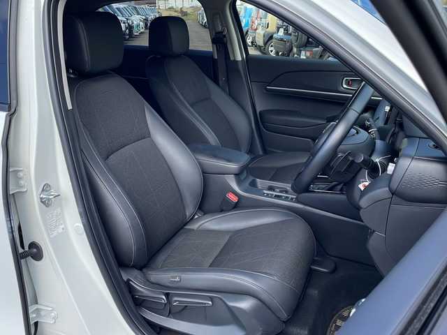 ホンダ ヴェゼル ハイブリッド e:HEV Z 新潟県 2023(令5)年 4万km プラチナホワイトパール 4WD/純正9インチコネクトナビ/BT/USB/フルセグテレビ/バックカメラ/ETC2.0/ドライブレコーダー/衝突被害軽減ブレーキ/レーンキープアシスト/レーダークルーズコントロール/半革シート/シートヒーター /ステアリングヒーター/ステアリングスイッチ/パドルシフト/コーナーセンサー/スマートキー/プッシュスタート/LEDヘッドライト/オートライト/オートハイビーム/フォグランプ/純正18インチアルミホイール