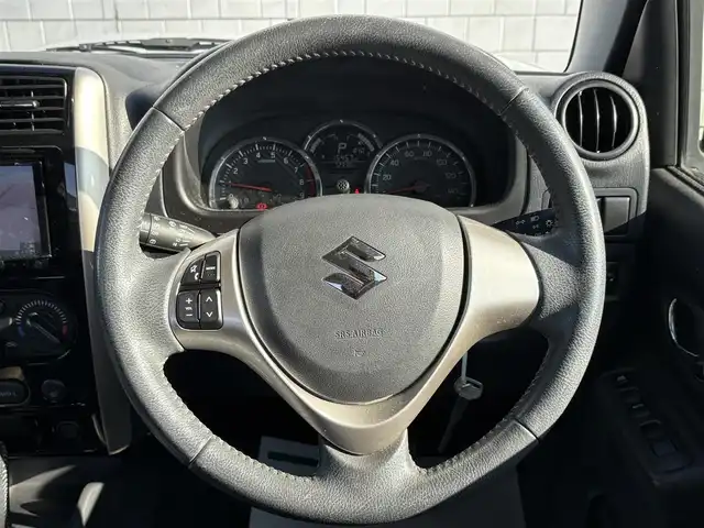 スズキ ジムニー ランドベンチャー 岩手県 2016(平28)年 7.2万km パールホワイト 禁煙車/4WD(切替)/シートヒーター/ミラーヒーター/背面タイヤ/社外ナビ/→フルセグTV/Bluetooth/CD/DVD/FM/AM/ステアリングスイッチ/〇電動格納ミラー/〇ウィンカーミラー/〇フロアマット/〇ドアバイザー/〇シガーソケット/オートライト/フォグライト/夏タイヤアルミホイール車載