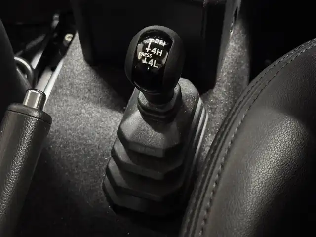 スズキ ジムニー シエラ JC 三重県 2021(令3)年 3.8万km ブルーイッシュブラックパール3 ガソリン/パートタイム4WD/フロア4AT/カロッツェリア 8インチ『楽ナビ』 AVIC-RL711/（CD/DVD/MSV/SD/FM/AM/TV/Bluetooth/iPod/USB/HDMI/AUX）/バックカメラ/ドライブレコーダー 前後/ビルトイン ETC/安全/・デュアルセンサーブレーキサポート/・車線逸脱警報機能/・ふらつき警報機能/・標識認識機能/・ハイビームアシスト/・トラクションコントロールシステム/・ヒルディセントコントロール/など/装備/・シートカバー（革調）/・クルーズコントロール/・シートヒーター（D/N）/・オートエアコン/・ステアリングスイッチ/・オートライト/・LEDヘッドランプ/・フロントフォグランプ/・プッシュスタート/・電動格納ドアミラー/・純正15inAW/・背面スペアタイヤ/・保/取/ナビ取/・スマートキーx1/など