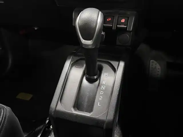 スズキ ジムニー シエラ JC 三重県 2021(令3)年 3.8万km ブルーイッシュブラックパール3 ガソリン/パートタイム4WD/フロア4AT/カロッツェリア 8インチ『楽ナビ』 AVIC-RL711/（CD/DVD/MSV/SD/FM/AM/TV/Bluetooth/iPod/USB/HDMI/AUX）/バックカメラ/ドライブレコーダー 前後/ビルトイン ETC/安全/・デュアルセンサーブレーキサポート/・車線逸脱警報機能/・ふらつき警報機能/・標識認識機能/・ハイビームアシスト/・トラクションコントロールシステム/・ヒルディセントコントロール/など/装備/・シートカバー（革調）/・クルーズコントロール/・シートヒーター（D/N）/・オートエアコン/・ステアリングスイッチ/・オートライト/・LEDヘッドランプ/・フロントフォグランプ/・プッシュスタート/・電動格納ドアミラー/・純正15inAW/・背面スペアタイヤ/・保/取/ナビ取/・スマートキーx1/など