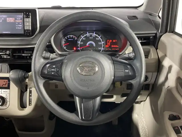 ダイハツ ムーヴ X SAⅢ 沖縄県 2018(平30)年 3.7万km パールホワイトⅢ 禁煙車　/純正７インチナビ【ＣＤ／ＤＶＤ／フルセグＴＶ／ＢＴ】　/バックカメラ　/前方ドライブレコーダー　/ＥＴＣ　/ステアリングリモコン　/衝突被害軽減システム　/オートマチックハイビーム　/オートライト/純正フロアマット/純正ドアバイザー/運転席シートヒーター/電動格納ミラー