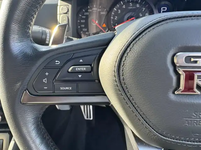 日産 ＧＴ－Ｒ プレミアムエディション 三重県 2016(平28)年 2.5万km メテオフレークブラックパール カーウイングスナビゲーションシステム/・8インチワイドディスプレイ/・HDDナビ/・地デジTV/・DVD/CD/・Bluetooth/BOSEサウンドシステム/・アクティブノイズコントロール/・アクティブサウンドコントロール/バックビューモニター/クリアランスソナー /ブラック革/パールスエードコンビシート/前席パワーシート/前席シートヒーター/純正ドライブレコーダー/ビルトインETC/純正20インチRAYS製5本Y字スポークブラック塗装アルミホイール/ダンプトロニック(BILSTEIN製電子制御可変ダンパー)/brembo製フロント6ポッド/リア4ポッドイエロー塗装ブレーキキャリパー/ドリルドブレーキローター/ダークグレー塗装フロントスポイラー /ダークグレー塗装サイドシルスポイラー/ボディ同色リアスポイラー/チタン合金製マフラー一体ダークグレー塗装リアアンダースポイラー/リアフォグランプ/LEDヘッドランプ/・オートライト/LEDフォグランプ/プッシュエンジンスタート/インテリジェントキー