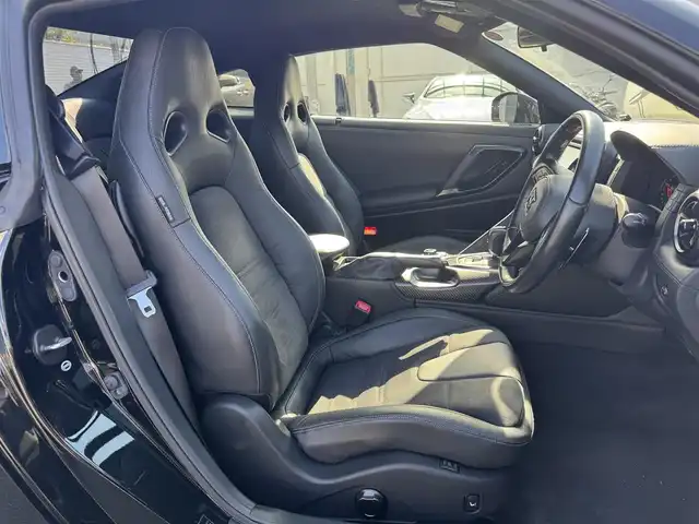 日産 ＧＴ－Ｒ プレミアムエディション 三重県 2016(平28)年 2.5万km メテオフレークブラックパール カーウイングスナビゲーションシステム/・8インチワイドディスプレイ/・HDDナビ/・地デジTV/・DVD/CD/・Bluetooth/BOSEサウンドシステム/・アクティブノイズコントロール/・アクティブサウンドコントロール/バックビューモニター/クリアランスソナー /ブラック革/パールスエードコンビシート/前席パワーシート/前席シートヒーター/純正ドライブレコーダー/ビルトインETC/純正20インチRAYS製5本Y字スポークブラック塗装アルミホイール/ダンプトロニック(BILSTEIN製電子制御可変ダンパー)/brembo製フロント6ポッド/リア4ポッドイエロー塗装ブレーキキャリパー/ドリルドブレーキローター/ダークグレー塗装フロントスポイラー /ダークグレー塗装サイドシルスポイラー/ボディ同色リアスポイラー/チタン合金製マフラー一体ダークグレー塗装リアアンダースポイラー/リアフォグランプ/LEDヘッドランプ/・オートライト/LEDフォグランプ/プッシュエンジンスタート/インテリジェントキー
