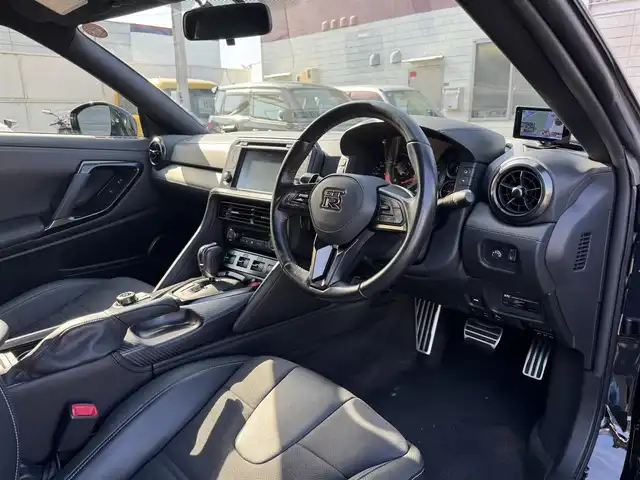 日産 ＧＴ－Ｒ プレミアムエディション 三重県 2016(平28)年 2.5万km メテオフレークブラックパール カーウイングスナビゲーションシステム/・8インチワイドディスプレイ/・HDDナビ/・地デジTV/・DVD/CD/・Bluetooth/BOSEサウンドシステム/・アクティブノイズコントロール/・アクティブサウンドコントロール/バックビューモニター/クリアランスソナー /ブラック革/パールスエードコンビシート/前席パワーシート/前席シートヒーター/純正ドライブレコーダー/ビルトインETC/純正20インチRAYS製5本Y字スポークブラック塗装アルミホイール/ダンプトロニック(BILSTEIN製電子制御可変ダンパー)/brembo製フロント6ポッド/リア4ポッドイエロー塗装ブレーキキャリパー/ドリルドブレーキローター/ダークグレー塗装フロントスポイラー /ダークグレー塗装サイドシルスポイラー/ボディ同色リアスポイラー/チタン合金製マフラー一体ダークグレー塗装リアアンダースポイラー/リアフォグランプ/LEDヘッドランプ/・オートライト/LEDフォグランプ/プッシュエンジンスタート/インテリジェントキー