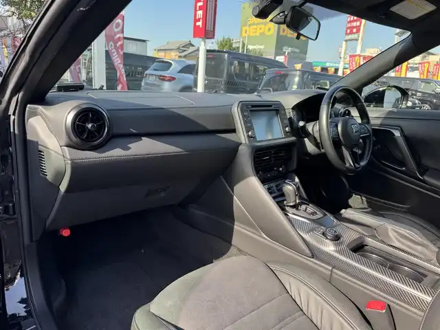 日産 ＧＴ－Ｒ プレミアムエディション 三重県 2016(平28)年 2.5万km メテオフレークブラックパール カーウイングスナビゲーションシステム/・8インチワイドディスプレイ/・HDDナビ/・地デジTV/・DVD/CD/・Bluetooth/BOSEサウンドシステム/・アクティブノイズコントロール/・アクティブサウンドコントロール/バックビューモニター/クリアランスソナー /ブラック革/パールスエードコンビシート/前席パワーシート/前席シートヒーター/純正ドライブレコーダー/ビルトインETC/純正20インチRAYS製5本Y字スポークブラック塗装アルミホイール/ダンプトロニック(BILSTEIN製電子制御可変ダンパー)/brembo製フロント6ポッド/リア4ポッドイエロー塗装ブレーキキャリパー/ドリルドブレーキローター/ダークグレー塗装フロントスポイラー /ダークグレー塗装サイドシルスポイラー/ボディ同色リアスポイラー/チタン合金製マフラー一体ダークグレー塗装リアアンダースポイラー/リアフォグランプ/LEDヘッドランプ/・オートライト/LEDフォグランプ/プッシュエンジンスタート/インテリジェントキー