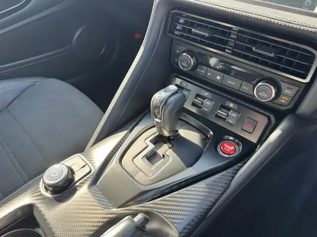 日産 ＧＴ－Ｒ プレミアムエディション 三重県 2016(平28)年 2.5万km メテオフレークブラックパール カーウイングスナビゲーションシステム/・8インチワイドディスプレイ/・HDDナビ/・地デジTV/・DVD/CD/・Bluetooth/BOSEサウンドシステム/・アクティブノイズコントロール/・アクティブサウンドコントロール/バックビューモニター/クリアランスソナー /ブラック革/パールスエードコンビシート/前席パワーシート/前席シートヒーター/純正ドライブレコーダー/ビルトインETC/純正20インチRAYS製5本Y字スポークブラック塗装アルミホイール/ダンプトロニック(BILSTEIN製電子制御可変ダンパー)/brembo製フロント6ポッド/リア4ポッドイエロー塗装ブレーキキャリパー/ドリルドブレーキローター/ダークグレー塗装フロントスポイラー /ダークグレー塗装サイドシルスポイラー/ボディ同色リアスポイラー/チタン合金製マフラー一体ダークグレー塗装リアアンダースポイラー/リアフォグランプ/LEDヘッドランプ/・オートライト/LEDフォグランプ/プッシュエンジンスタート/インテリジェントキー