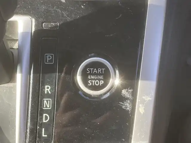 日産 セレナ ハイウェイスター 埼玉県 2016(平28)年 14.1万km ダイヤモンドブラック (株)IDOMが運営する【じしゃロン鳩ヶ谷店】の自社ローン専用車両になりますこちらは現金またはオートローンご利用時の価格です。自社ローンご希望の方は別途その旨お申付け下さい/登録時140505km/純正メモリナビ(品番:MM516D-L)/フルセグTV/純正フリップダウンモニター/アラウンドビューモニター/エマージェンシーブレーキ/クルーズコントロール/ビルトインETC/前後コーナーセンサー/両側パワースライドドア/ハンズフリーオートスライドドア/ワンタッチオートスライドドア/スマートマルチセンターシート/前席背面シートテーブル/プッシュスタート/スマートキー/革巻きステアリング/ステアリングリモコン/アイドリングストップ/オートライト/純正HIDヘッドライト/ヘッドライトレベライザー/純正16インチAW/ダブル/サイド/カーテンエアバッグ/横滑り防止装置/電動格納機能付きウインカーミラー