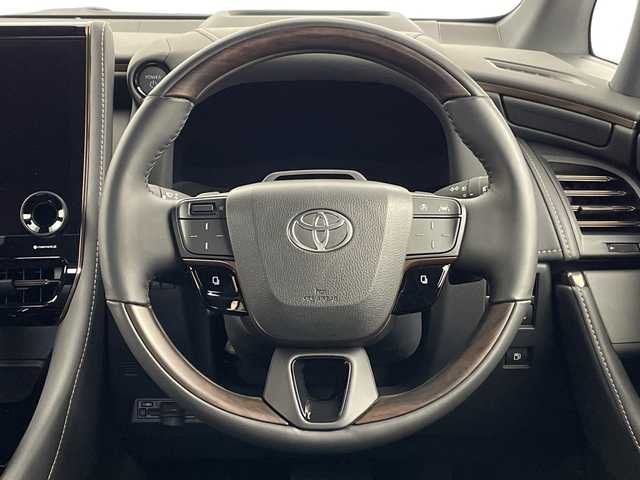 トヨタ アルファードハイブリット Z 新潟県 2024(令6)年 0.6万km ブラック ムーンルーフ/純正14インチコネクティッドナビ/フルセグTV/BT/USB/バック/サイド/フロントカメラ/・ブラインドスポットモニター/・クリアランスソナー/カラーヘッドアップディスプレイ/ETC2.0/おくだけ充電/デジタルインナーミラー/ステアリングヒーター/快適温熱シート/ベンチレーションシート（フロント・セカンドシート）/リヤヒーターエアカーテン/D/N席パワーシート/レザーシート/ウッドコンビステアリング/パワースライドドア/パワーバックドア/オートライト/3眼LEDヘッドランプ/純正18インチアルミホイール/パワーサイドサンシェード/プッシュスタート/スマートキー