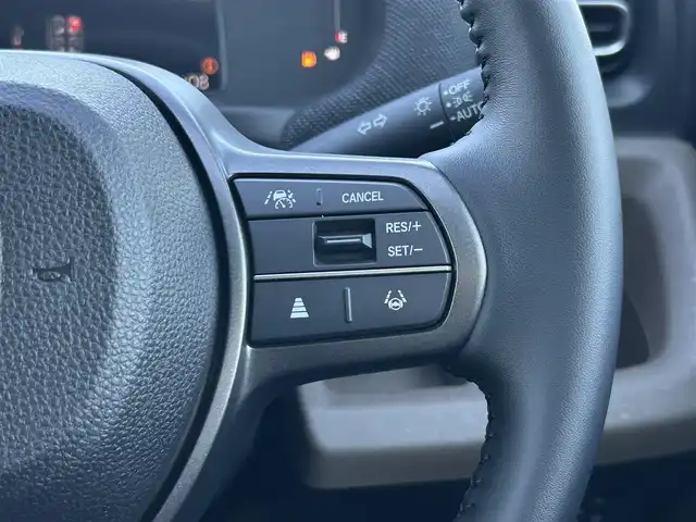 ホンダ フリード ハイブリット e:HEV AIR EX 群馬県 2025(令7)年 0.1万km プラチナホワイトパール ホンダセンシング/・衝突軽減ブレーキ（CMBS）/・歩行者事故低減ステアリング/・路外逸脱抑制機能/・渋滞追従機能付アダプティブクルーズコントロール/・車線維持支援システム（LKAS）/・ブラインドスポットインフォメーション/・誤発進抑制機能/・後方誤発進抑制機能/・パーキングセンサーシステム/・アダプティブドライビングビーム/両側パワースライドドア/LEDヘッドライト/ハーフレザーシート/D/Nシートヒーター/プッシュスタート/スマートキー/ステアリングリモコン/純正15インチアルミホイール