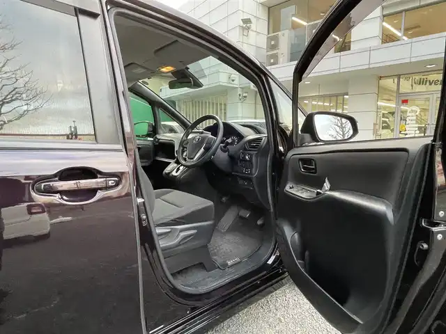 トヨタ ノア X 東京都 2019(平31)年 2.6万km ボルドーマイカメタリック ワンオーナー/トヨタセーフティセンス/・プリクラッシュセーフティ/・レーンディパチャーアラート/・オートマチックハイビーム/純正ナビ（NSCN-W68）/・ＴＶ/Bluetooth/DVD/両側電動スライドドア/プッシュスタート/スマートキー/リヤオートエアコン/オートライト/オートハイビーム/ETC/スペアキー/新車時保証書/取扱説明書