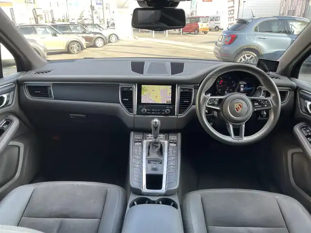 ポルシェ マカン 山梨県 2017(平29)年 5.2万km ヴァルカノグレーメタリック 中期　/ポルシェエントリー　/ＯＰ２０インチＡＷ　/シートヒーター/純正メモリナビ/Ｂカメラ　/Ｓカメラ　/カープレイ　/ＢＴ　/ＣＤ/ＤＶＤ　/濃灰半革　/ＥＴＣ　/ＰＤＬＳ　/Ｐバックドア　/ＬＫＡ　/クルコン