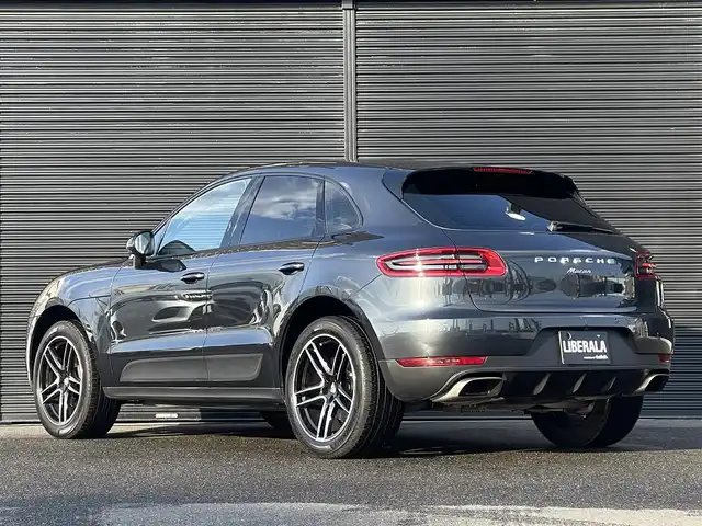 ポルシェ マカン 山梨県 2017(平29)年 5.2万km ヴァルカノグレーメタリック 中期　/ポルシェエントリー　/ＯＰ２０インチＡＷ　/シートヒーター/純正メモリナビ/Ｂカメラ　/Ｓカメラ　/カープレイ　/ＢＴ　/ＣＤ/ＤＶＤ　/濃灰半革　/ＥＴＣ　/ＰＤＬＳ　/Ｐバックドア　/ＬＫＡ　/クルコン