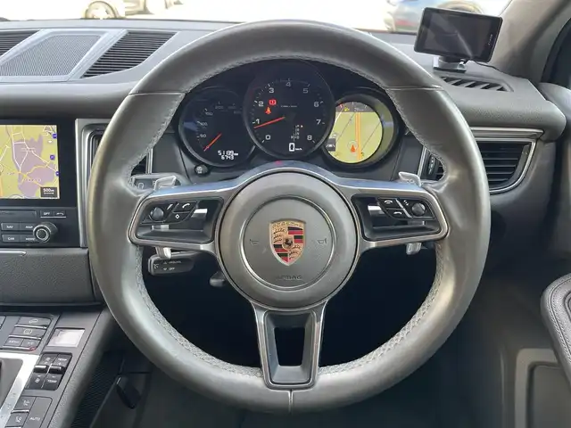 ポルシェ マカン 山梨県 2017(平29)年 5.2万km ヴァルカノグレーメタリック 中期　/ポルシェエントリー　/ＯＰ２０インチＡＷ　/シートヒーター/純正メモリナビ/Ｂカメラ　/Ｓカメラ　/カープレイ　/ＢＴ　/ＣＤ/ＤＶＤ　/濃灰半革　/ＥＴＣ　/ＰＤＬＳ　/Ｐバックドア　/ＬＫＡ　/クルコン