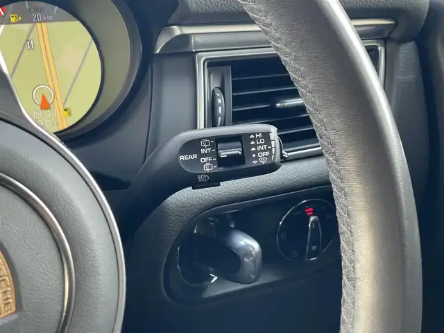 ポルシェ マカン 山梨県 2017(平29)年 5.2万km ヴァルカノグレーメタリック 中期　/ポルシェエントリー　/ＯＰ２０インチＡＷ　/シートヒーター/純正メモリナビ/Ｂカメラ　/Ｓカメラ　/カープレイ　/ＢＴ　/ＣＤ/ＤＶＤ　/濃灰半革　/ＥＴＣ　/ＰＤＬＳ　/Ｐバックドア　/ＬＫＡ　/クルコン