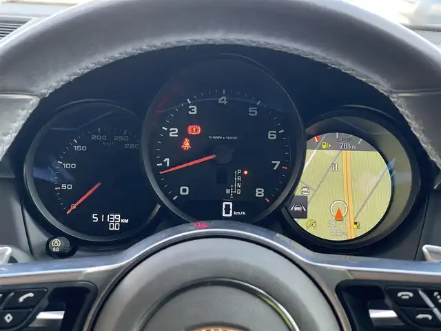 ポルシェ マカン 山梨県 2017(平29)年 5.2万km ヴァルカノグレーメタリック 中期　/ポルシェエントリー　/ＯＰ２０インチＡＷ　/シートヒーター/純正メモリナビ/Ｂカメラ　/Ｓカメラ　/カープレイ　/ＢＴ　/ＣＤ/ＤＶＤ　/濃灰半革　/ＥＴＣ　/ＰＤＬＳ　/Ｐバックドア　/ＬＫＡ　/クルコン