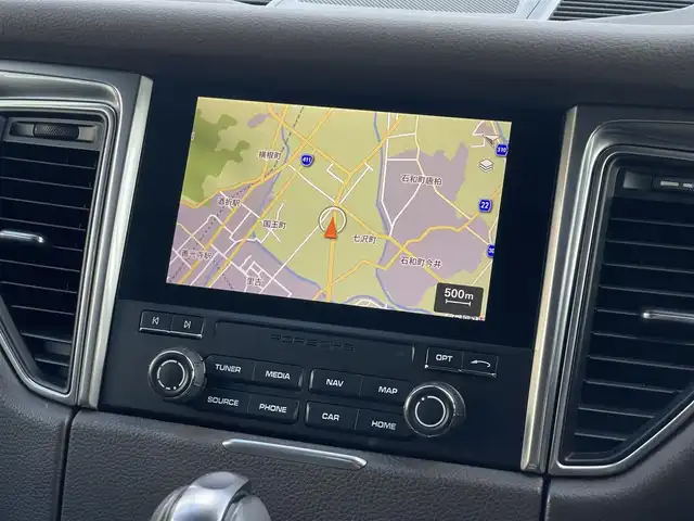 ポルシェ マカン 山梨県 2017(平29)年 5.2万km ヴァルカノグレーメタリック 中期　/ポルシェエントリー　/ＯＰ２０インチＡＷ　/シートヒーター/純正メモリナビ/Ｂカメラ　/Ｓカメラ　/カープレイ　/ＢＴ　/ＣＤ/ＤＶＤ　/濃灰半革　/ＥＴＣ　/ＰＤＬＳ　/Ｐバックドア　/ＬＫＡ　/クルコン