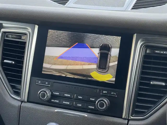 ポルシェ マカン 山梨県 2017(平29)年 5.2万km ヴァルカノグレーメタリック 中期　/ポルシェエントリー　/ＯＰ２０インチＡＷ　/シートヒーター/純正メモリナビ/Ｂカメラ　/Ｓカメラ　/カープレイ　/ＢＴ　/ＣＤ/ＤＶＤ　/濃灰半革　/ＥＴＣ　/ＰＤＬＳ　/Ｐバックドア　/ＬＫＡ　/クルコン