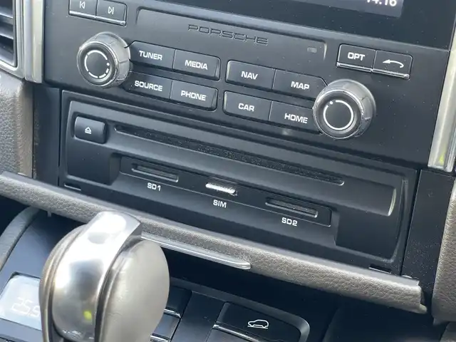 ポルシェ マカン 山梨県 2017(平29)年 5.2万km ヴァルカノグレーメタリック 中期　/ポルシェエントリー　/ＯＰ２０インチＡＷ　/シートヒーター/純正メモリナビ/Ｂカメラ　/Ｓカメラ　/カープレイ　/ＢＴ　/ＣＤ/ＤＶＤ　/濃灰半革　/ＥＴＣ　/ＰＤＬＳ　/Ｐバックドア　/ＬＫＡ　/クルコン