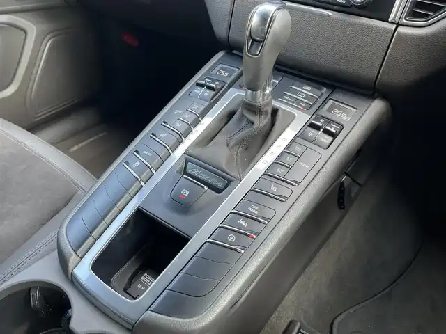 ポルシェ マカン 山梨県 2017(平29)年 5.2万km ヴァルカノグレーメタリック 中期　/ポルシェエントリー　/ＯＰ２０インチＡＷ　/シートヒーター/純正メモリナビ/Ｂカメラ　/Ｓカメラ　/カープレイ　/ＢＴ　/ＣＤ/ＤＶＤ　/濃灰半革　/ＥＴＣ　/ＰＤＬＳ　/Ｐバックドア　/ＬＫＡ　/クルコン