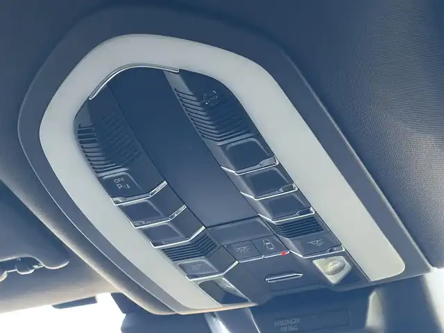 ポルシェ マカン 山梨県 2017(平29)年 5.2万km ヴァルカノグレーメタリック 中期　/ポルシェエントリー　/ＯＰ２０インチＡＷ　/シートヒーター/純正メモリナビ/Ｂカメラ　/Ｓカメラ　/カープレイ　/ＢＴ　/ＣＤ/ＤＶＤ　/濃灰半革　/ＥＴＣ　/ＰＤＬＳ　/Ｐバックドア　/ＬＫＡ　/クルコン