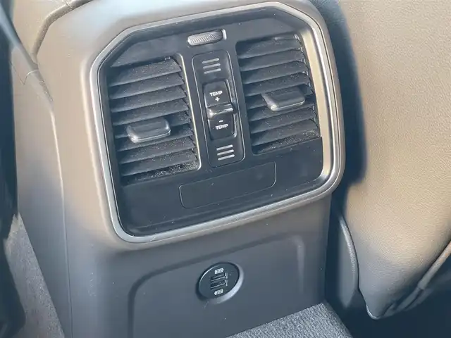 ポルシェ マカン 山梨県 2017(平29)年 5.2万km ヴァルカノグレーメタリック 中期　/ポルシェエントリー　/ＯＰ２０インチＡＷ　/シートヒーター/純正メモリナビ/Ｂカメラ　/Ｓカメラ　/カープレイ　/ＢＴ　/ＣＤ/ＤＶＤ　/濃灰半革　/ＥＴＣ　/ＰＤＬＳ　/Ｐバックドア　/ＬＫＡ　/クルコン