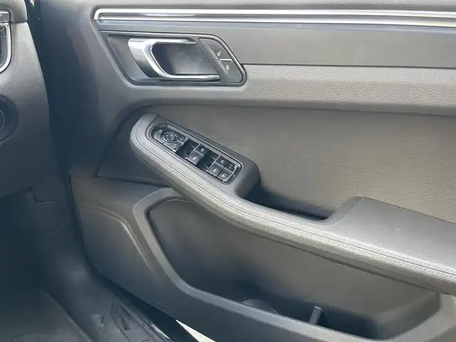 ポルシェ マカン 山梨県 2017(平29)年 5.2万km ヴァルカノグレーメタリック 中期　/ポルシェエントリー　/ＯＰ２０インチＡＷ　/シートヒーター/純正メモリナビ/Ｂカメラ　/Ｓカメラ　/カープレイ　/ＢＴ　/ＣＤ/ＤＶＤ　/濃灰半革　/ＥＴＣ　/ＰＤＬＳ　/Ｐバックドア　/ＬＫＡ　/クルコン