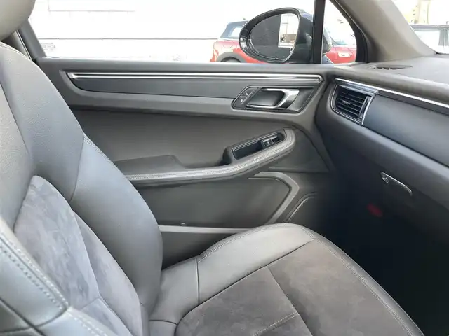 ポルシェ マカン 山梨県 2017(平29)年 5.2万km ヴァルカノグレーメタリック 中期　/ポルシェエントリー　/ＯＰ２０インチＡＷ　/シートヒーター/純正メモリナビ/Ｂカメラ　/Ｓカメラ　/カープレイ　/ＢＴ　/ＣＤ/ＤＶＤ　/濃灰半革　/ＥＴＣ　/ＰＤＬＳ　/Ｐバックドア　/ＬＫＡ　/クルコン