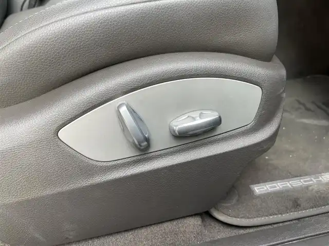 ポルシェ マカン 山梨県 2017(平29)年 5.2万km ヴァルカノグレーメタリック 中期　/ポルシェエントリー　/ＯＰ２０インチＡＷ　/シートヒーター/純正メモリナビ/Ｂカメラ　/Ｓカメラ　/カープレイ　/ＢＴ　/ＣＤ/ＤＶＤ　/濃灰半革　/ＥＴＣ　/ＰＤＬＳ　/Ｐバックドア　/ＬＫＡ　/クルコン