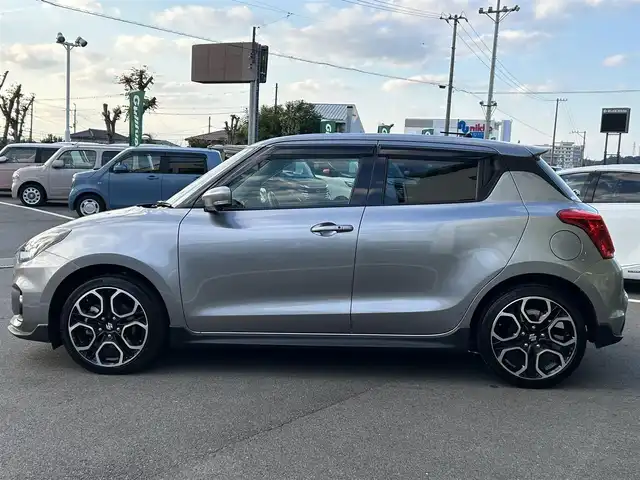 スズキ スイフト スポーツ 愛媛県 2023(令5)年 5万km プレミアムシルバーメタリック 6速MT/純正8型ナビ（Bluetooth/フルセグTV）/アラウンドビューモニター/アダプティブクルーズコントロール/ETC/前後ドライブレコーダー/純正フロアマット/純正17インチアルミホイール/ブラインドスポットモニター/スズキセーフティサポート/ステアリングリモコン/トノカバー/前後コーナーセンサー/LEDヘッドライト/スマートキー