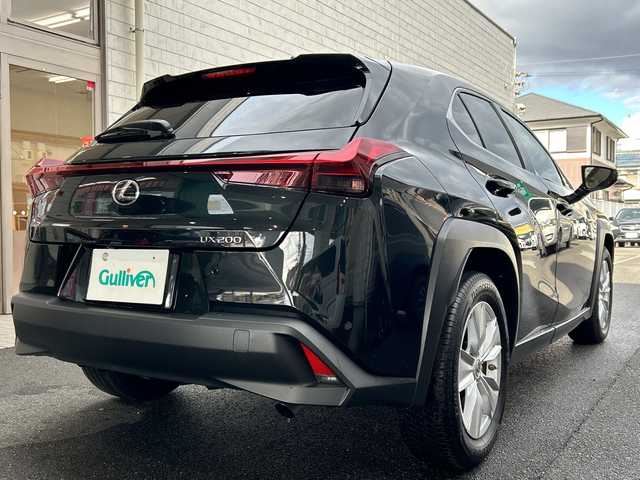 レクサス ＵＸ 200 愛知県 2023(令5)年 0.6万km グラファイトブラックガラスフレーク ワンオーナー/純正12.3型ディスプレイオーディオプラス/車載ナビ／Bluetootｈ／地デジＴＶ/バックビューカメラ/純正ＬＥＤヘッドライト/電動格納ミラー〈オート格納／リバース連動〉/ボディ同色リアスポイラー/純正17インチAW/レザーステアリング/サイド／カーテン／ニーエアバック/ビルトインETC2.0/Lexus Safety System +/・プリクラッシュセーフティ/・レーントレーシングアシスト/・オートマチックハイビーム/・レーダークルーズコントロール/・先行車発進告知/・ロードサインアシスト/スマートキー＆プッシュスタート