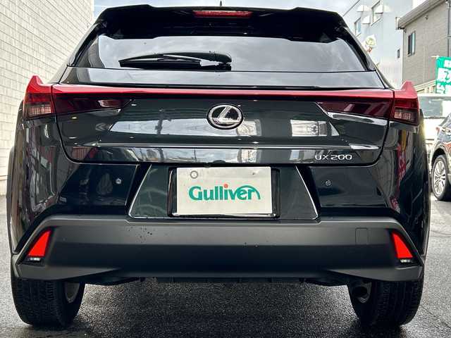 レクサス ＵＸ 200 愛知県 2023(令5)年 0.6万km グラファイトブラックガラスフレーク ワンオーナー/純正12.3型ディスプレイオーディオプラス/車載ナビ／Bluetootｈ／地デジＴＶ/バックビューカメラ/純正ＬＥＤヘッドライト/電動格納ミラー〈オート格納／リバース連動〉/ボディ同色リアスポイラー/純正17インチAW/レザーステアリング/サイド／カーテン／ニーエアバック/ビルトインETC2.0/Lexus Safety System +/・プリクラッシュセーフティ/・レーントレーシングアシスト/・オートマチックハイビーム/・レーダークルーズコントロール/・先行車発進告知/・ロードサインアシスト/スマートキー＆プッシュスタート
