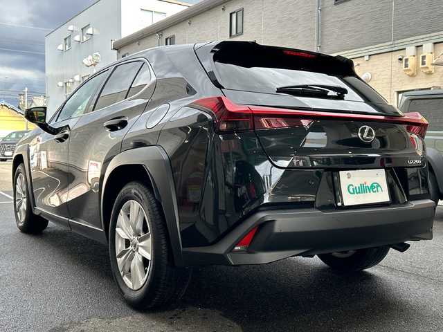 レクサス ＵＸ 200 愛知県 2023(令5)年 0.6万km グラファイトブラックガラスフレーク ワンオーナー/純正12.3型ディスプレイオーディオプラス/車載ナビ／Bluetootｈ／地デジＴＶ/バックビューカメラ/純正ＬＥＤヘッドライト/電動格納ミラー〈オート格納／リバース連動〉/ボディ同色リアスポイラー/純正17インチAW/レザーステアリング/サイド／カーテン／ニーエアバック/ビルトインETC2.0/Lexus Safety System +/・プリクラッシュセーフティ/・レーントレーシングアシスト/・オートマチックハイビーム/・レーダークルーズコントロール/・先行車発進告知/・ロードサインアシスト/スマートキー＆プッシュスタート