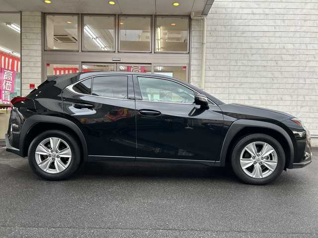 レクサス ＵＸ 200 愛知県 2023(令5)年 0.6万km グラファイトブラックガラスフレーク ワンオーナー/純正12.3型ディスプレイオーディオプラス/車載ナビ／Bluetootｈ／地デジＴＶ/バックビューカメラ/純正ＬＥＤヘッドライト/電動格納ミラー〈オート格納／リバース連動〉/ボディ同色リアスポイラー/純正17インチAW/レザーステアリング/サイド／カーテン／ニーエアバック/ビルトインETC2.0/Lexus Safety System +/・プリクラッシュセーフティ/・レーントレーシングアシスト/・オートマチックハイビーム/・レーダークルーズコントロール/・先行車発進告知/・ロードサインアシスト/スマートキー＆プッシュスタート